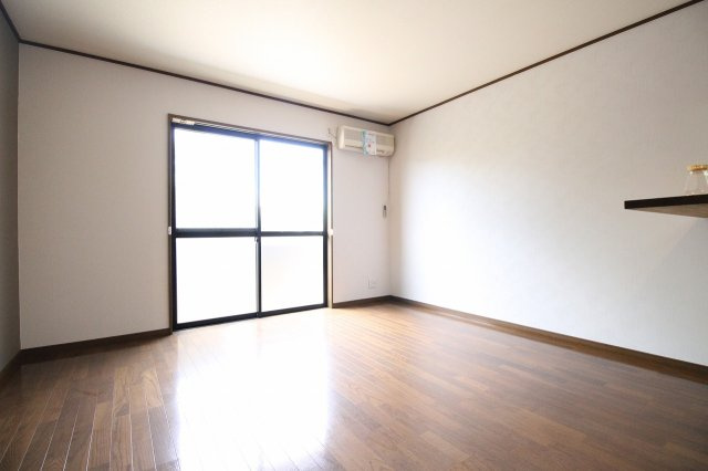 ガーデンKH5の洋室|明るい洋室です