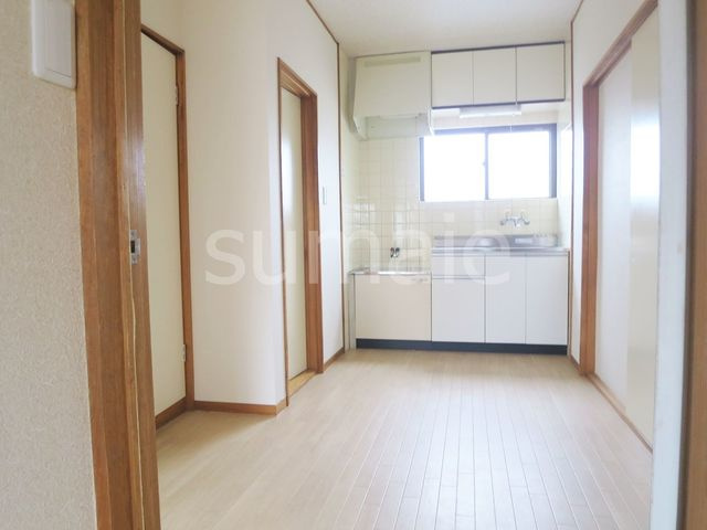 康安ビルの居間・リビング|ダイニングスペース。