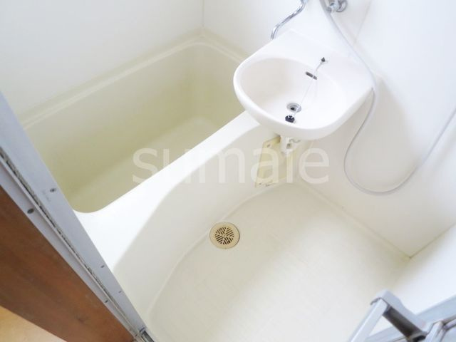 康安ビルの浴室|清潔感のあるバスルームです。