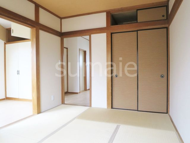 康安ビルの居間・リビング|落ち着いた和室です。