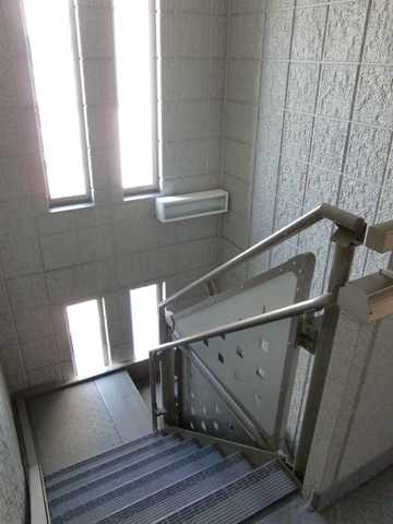フロイデのエントランス|◆内階段にも採光窓があります◆
