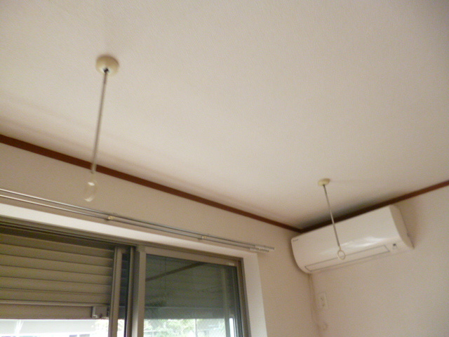 フロイデの設備|防犯シャッター、室内物干しフック