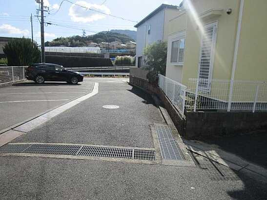 【前面道路含む現地写真】