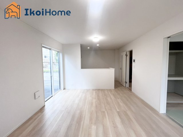 神戸市西区大沢第1　1号棟　新築戸建の居間・リビング|【ホームページに現地動画掲載中】●年中無休：当日予約可●明るく開放感もある1階15帖のLDKです。