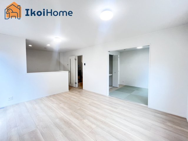 神戸市西区大沢第1　1号棟　新築戸建の居間・リビング|【ホームページに現地動画掲載中】●年中無休：当日予約可●和室部分を合わせると約20帖の広々空間！