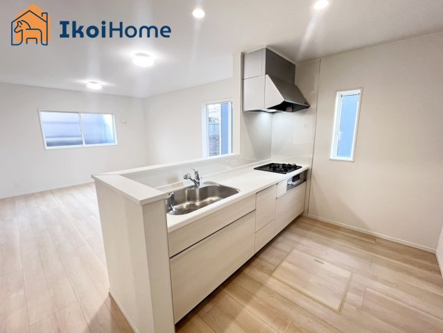 神戸市西区大沢第1　1号棟　新築戸建のキッチン|【ホームページに現地動画掲載中】●年中無休：当日予約可●便利な床下収納庫完備のキッチン！