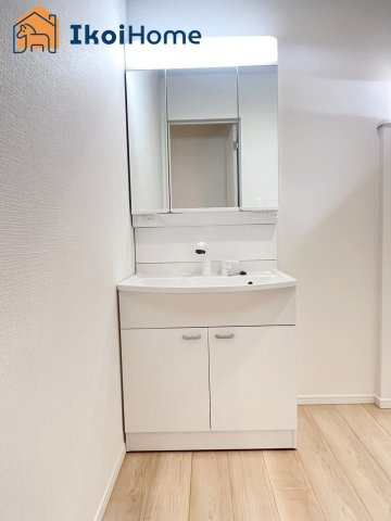 神戸市西区大沢第1　1号棟　新築戸建の洗面所|【ホームページに現地動画掲載中】●年中無休：当日予約可●洗面は便利な３面鏡。ゆったりワイドシンク仕様