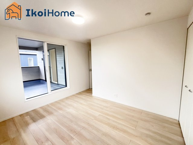 神戸市西区大沢第1　1号棟　新築戸建の寝室|【ホームページに現地動画掲載中】●年中無休：当日予約可●バルコニーに面した明るいお部屋です♪