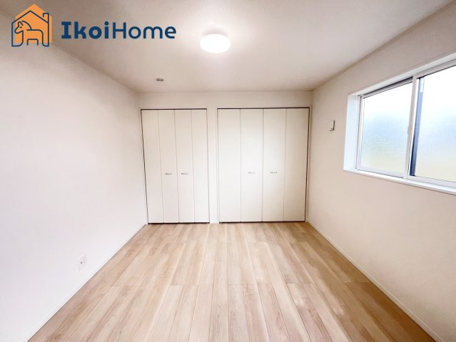 神戸市西区大沢第1　1号棟　新築戸建の寝室|【ホームページに現地動画掲載中】●年中無休：当日予約可●広々とした2階の洋室です。クローゼットも完備