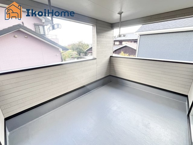 神戸市西区大沢第1　1号棟　新築戸建のバルコニー|【ホームページに現地動画掲載中】●年中無休：当日予約可●陽当り良好南西向ワイドバルコニー！屋根付！