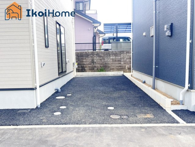 神戸市西区大沢第1　1号棟　新築戸建の駐車場|【ホームページに現地動画掲載中】●年中無休：当日予約可●お車縦列で2台駐車可能！整備された歩道あり