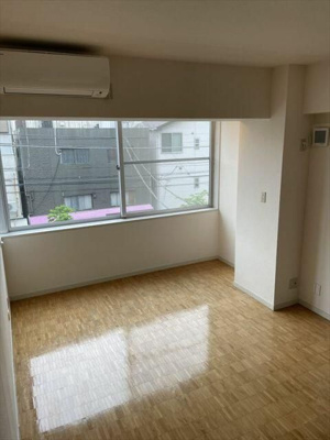 【居間・リビング】 | クレセント南町 | こちらの居間で趣味の時間をお楽しみください