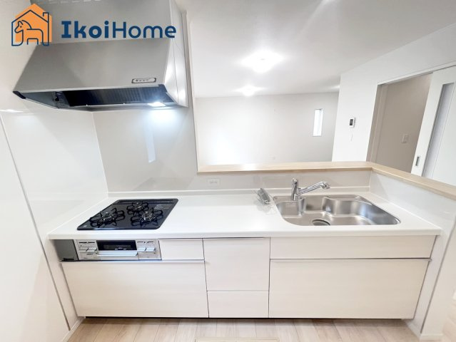 神戸市西区大沢第1　2号棟　新築戸建のキッチン|【ホームページに現地動画掲載中】●年中無休：当日予約可●人気の対面式キッチン！使いやすさも◎