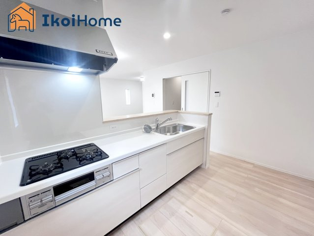 神戸市西区大沢第1　2号棟　新築戸建のキッチン|【ホームページに現地動画掲載中】●年中無休：当日予約可●便利な床下収納庫完備のキッチン！