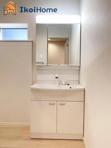 神戸市西区大沢第1　2号棟　新築戸建の洗面所|【ホームページに現地動画掲載中】●年中無休：当日予約可●洗面は便利な３面鏡。ゆったりワイドシンク仕様