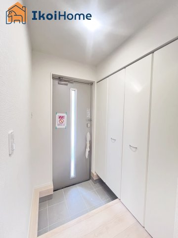 神戸市西区大沢第1　2号棟　新築戸建の玄関|【ホームページに現地動画掲載中】●年中無休：当日予約可●玄関にはシューズボックスを完備！広々空間！