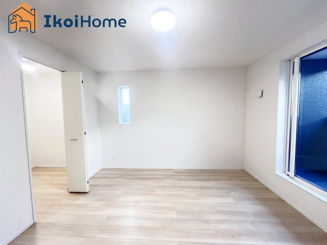 神戸市西区大沢第1　2号棟　新築戸建の寝室|【ホームページに現地動画掲載中】●年中無休：当日予約可●バルコニーに面した明るいお部屋です♪