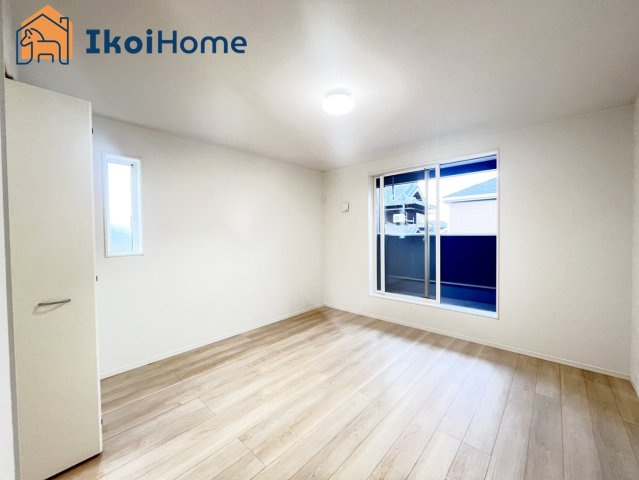 神戸市西区大沢第1　2号棟　新築戸建の寝室|【ホームページに現地動画掲載中】●年中無休：当日予約可●広々とした2階の洋室です。クローゼット付！