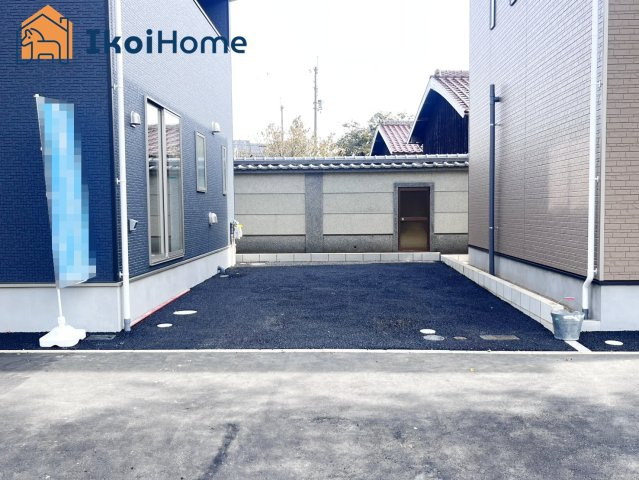 神戸市西区大沢第1　2号棟　新築戸建の駐車場|【ホームページに現地動画掲載中】●年中無休：当日予約可●お車並列で2台駐車可能！整備された歩道あり