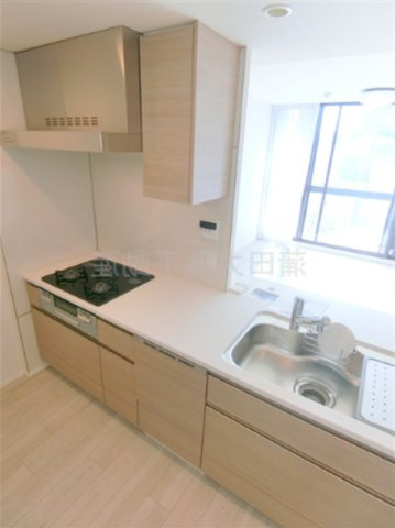 ザ・ケンジントン・レジデンス上池台のキッチン|3口ガスグリルと食洗器付きのカウンターキッチン