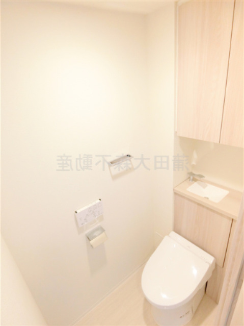 ザ・ケンジントン・レジデンス上池台のトイレ|棚収納と温水洗浄便座付きのトイレ　