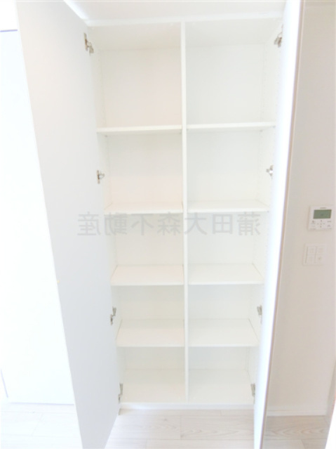 ザ・ケンジントン・レジデンス上池台の居間・リビング|リビングキッチン横の収納