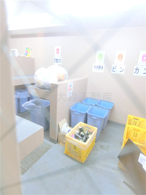 ザ・ケンジントン・レジデンス上池台のその他共用部分|曜日時間関係なくゴミ捨て可能な敷地内ゴミ捨て場