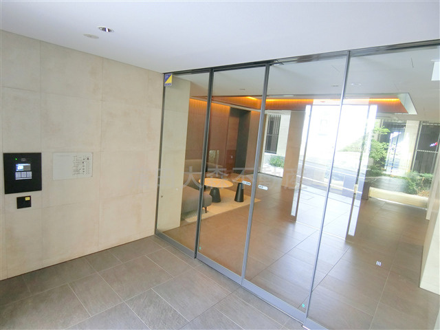 ザ・ケンジントン・レジデンス上池台のエントランス|防犯カメラTVモニター付オートロック宅配BOXメールBOX管理人室