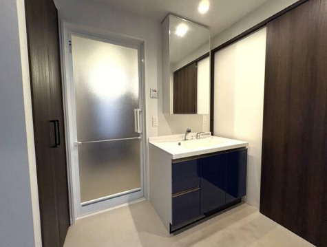 サンパーク松江城テラス　の独立洗面台|独立洗面台、小物を置くことができて便利です