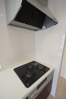 【内観：施工例】 | 【仲介手数料無料！！】稲城市若葉台1丁目　新築戸建て（全9区画）7号棟 5880万円 | 3口コンロ