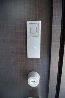 【内観：施工例】 | 【仲介手数料無料！！】稲城市若葉台1丁目　新築戸建て（全9区画）7号棟 5880万円 | 玄関扉はカードキー対応