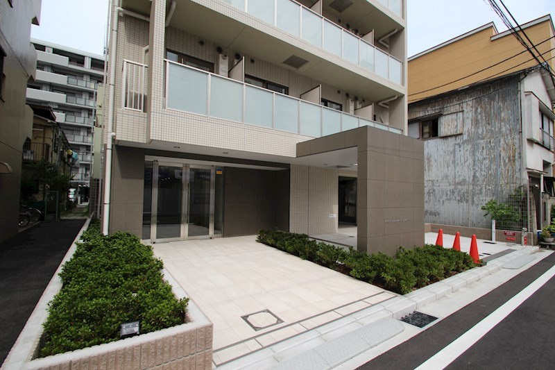 横浜市南区真金町２丁目の賃貸マンションのエントランス