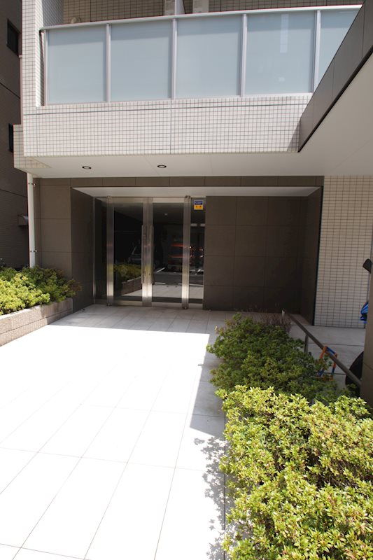 横浜市南区真金町２丁目の賃貸マンションのエントランス