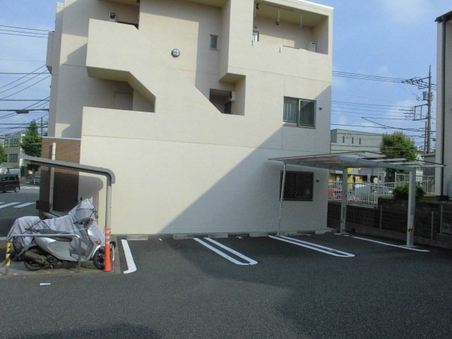 ひかりヒルズの駐車場|駐車場があるので、車を買う予定の方も安心です