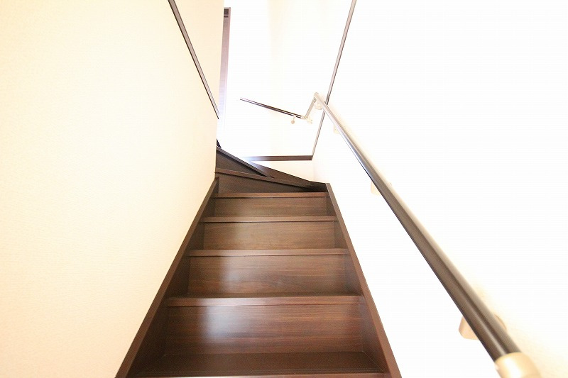 ＯＡＫ ＨＩＬＬＳの内装|お部屋の中に階段のある2階建てメゾネット