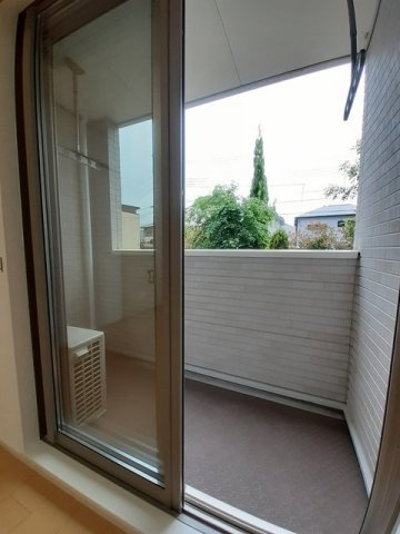 ユアーズ　ヒル　８のバルコニー|暖かな日差しのふりそそぐバルコニー