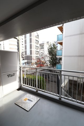 アイステージ恵比寿のバルコニー|暖かな日差しのふりそそぐバルコニー