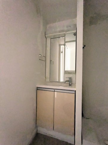 エルファーロ中野富士見町の独立洗面台|独立洗面台、小物を置くことができて便利です