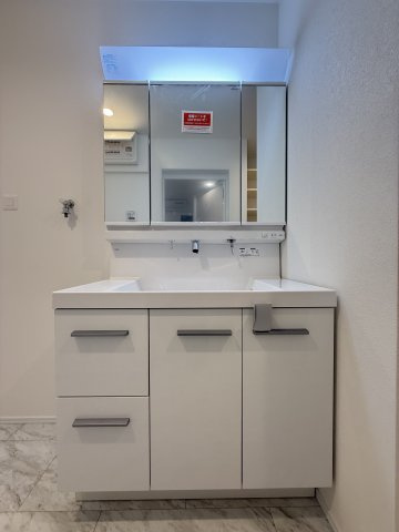 【独立洗面台】 | 鶴見区下野谷町四丁目戸建 | 独立洗面台となっております。
※現在竣工中の為、同じプランの別物件の画像になります。