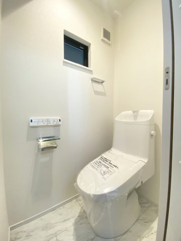 【トイレ】 | 鶴見区下野谷町四丁目戸建 | 白を基調とした清潔感のあるトイレです。床は大理石調で、洗練された空間になっています。温水洗浄便座機能付。