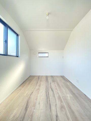 【洋室】 | 鶴見区下野谷町四丁目戸建 | 複数ある洋室の一部屋になります。
※現在竣工中の為、同じプランの別物件の画像になります。