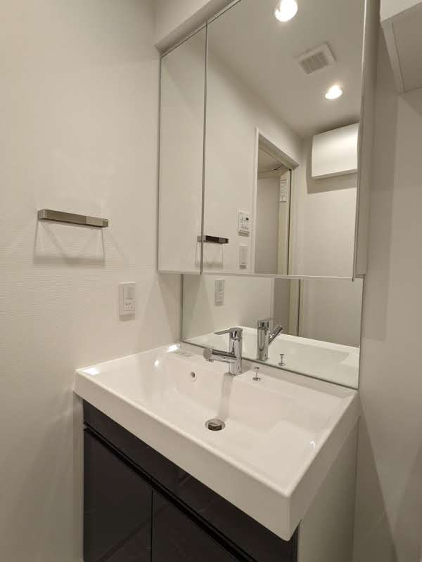 グランパセオ日本橋イーストの洗面所|明るい洗面所です