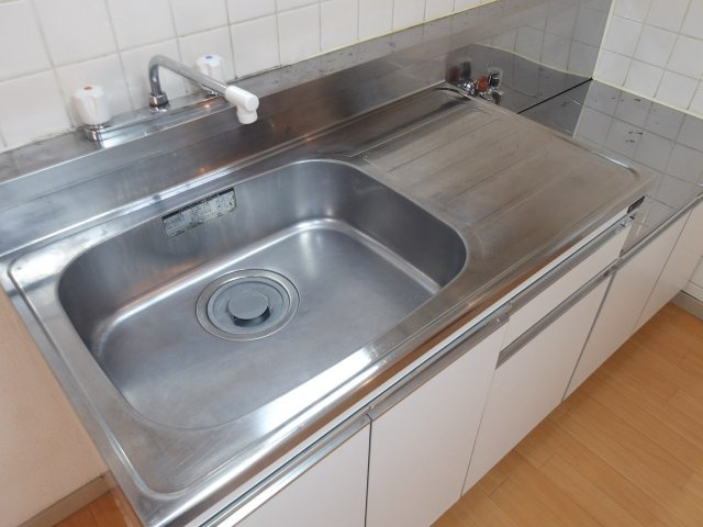 ローレルハイツ柴崎のキッチン|コンパクトなキッチンで掃除もラクラク