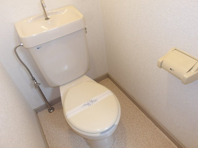ローレルハイツ柴崎のトイレ|ゆったりとした空間のトイレです