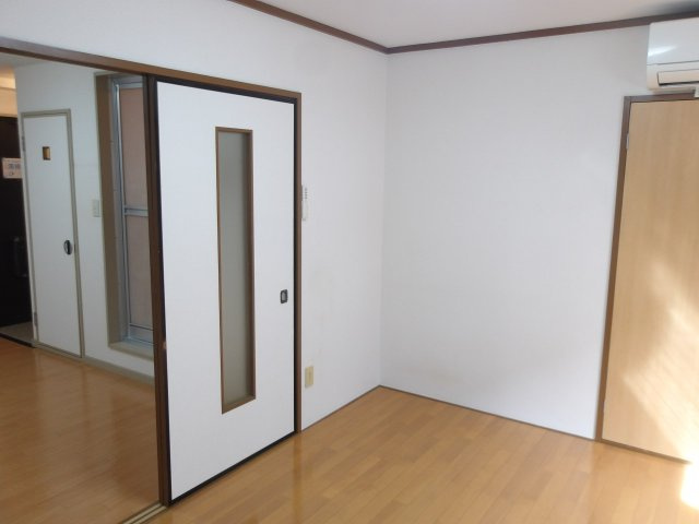 ローレルハイツ柴崎の洋室|個人の部屋や寝室として使える洋室です