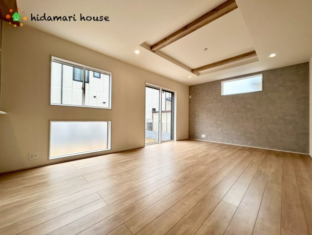 蓮田市椿山2丁目6期　新築戸建　ブルーミング01の前面道路含む現地写真