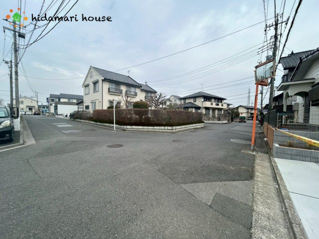 蓮田市椿山2丁目6期　新築戸建　ブルーミング01の前面道路含む現地写真
