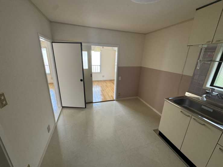 ホワイトハイムタナカの居間・リビング|ゆったりとした居間です