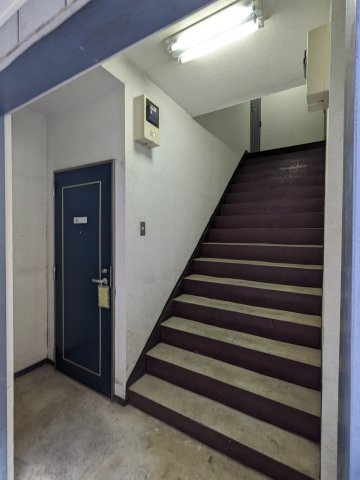 スタジオ成増のエントランス|ゆとりのあるエントランスです