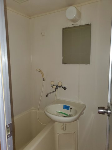 パラシオンNの洗面所|鏡付きの洗面台があります。